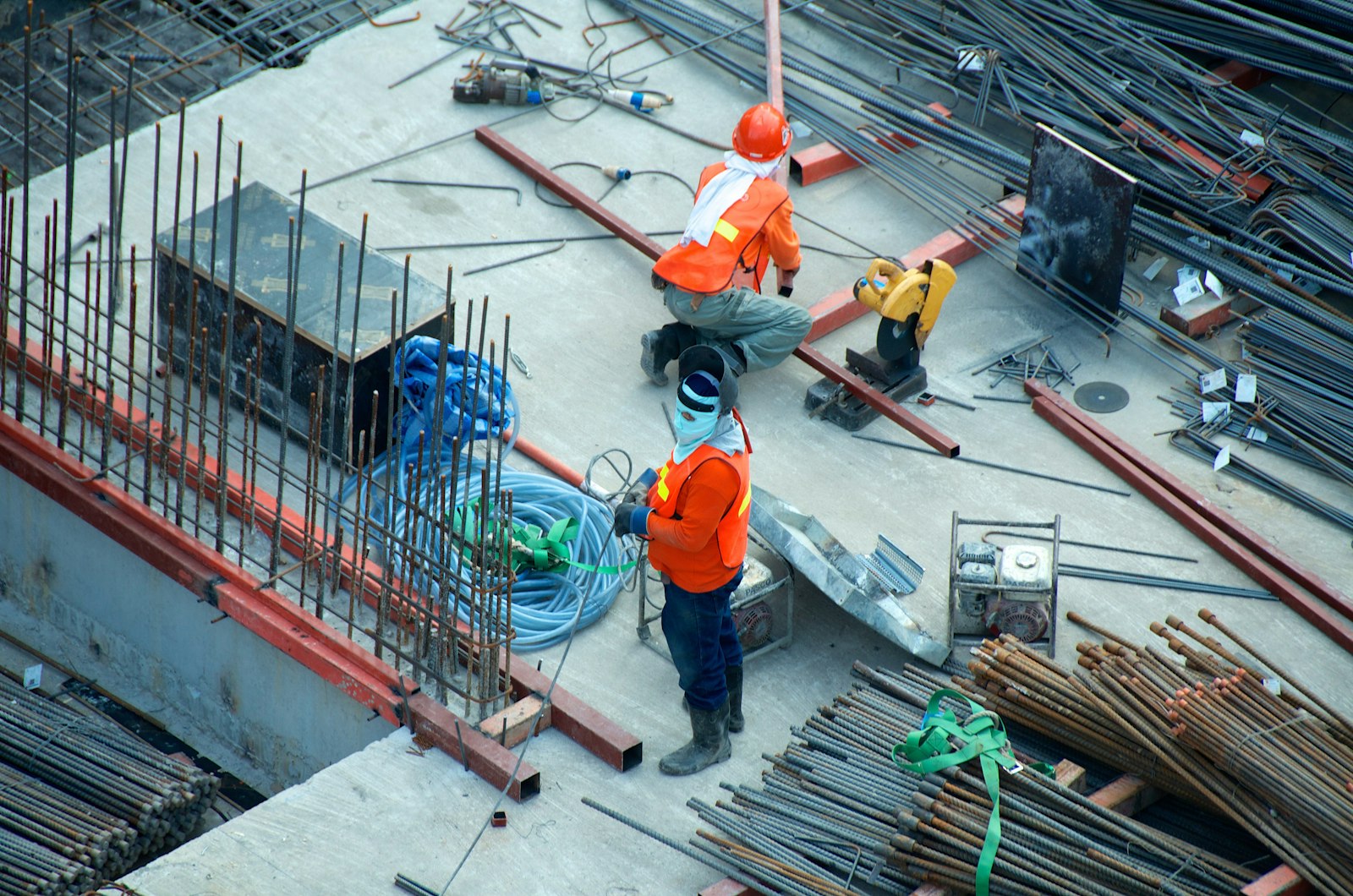 Handwerker auf einer Baustelle zwischen Bewehrungsstahl