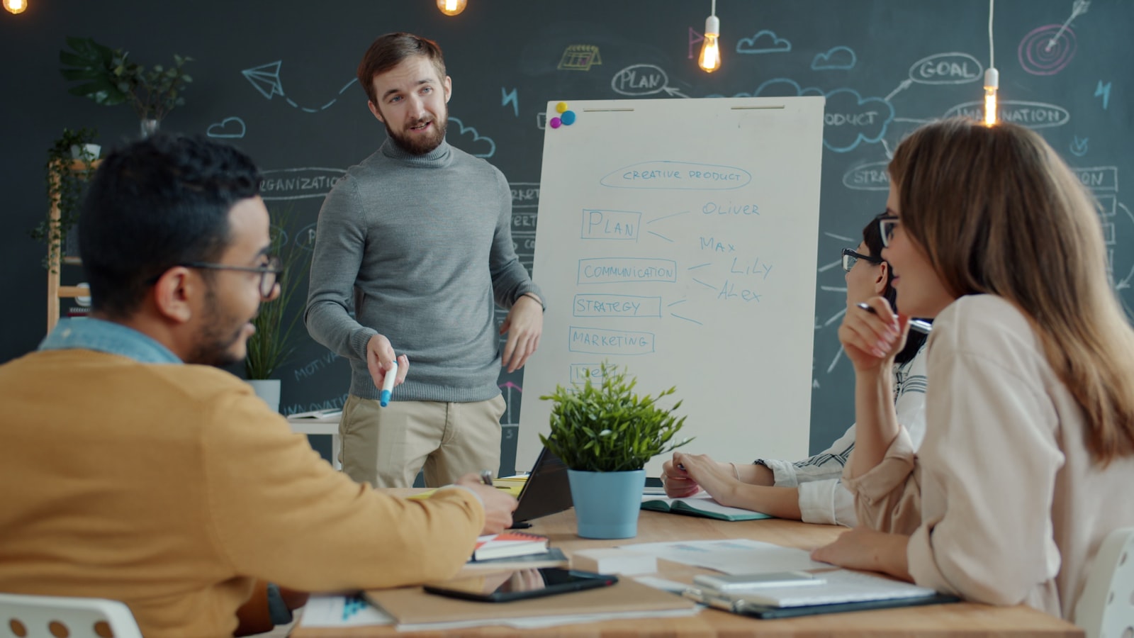 Team an einem Whiteboard im Strategie-Meeting