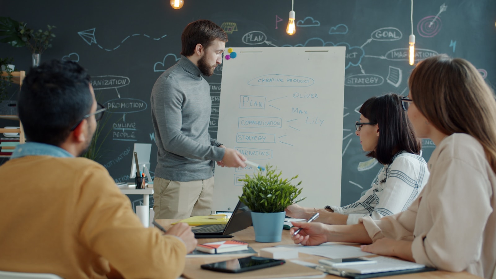 Team arbeitet gemeinsam im Büro