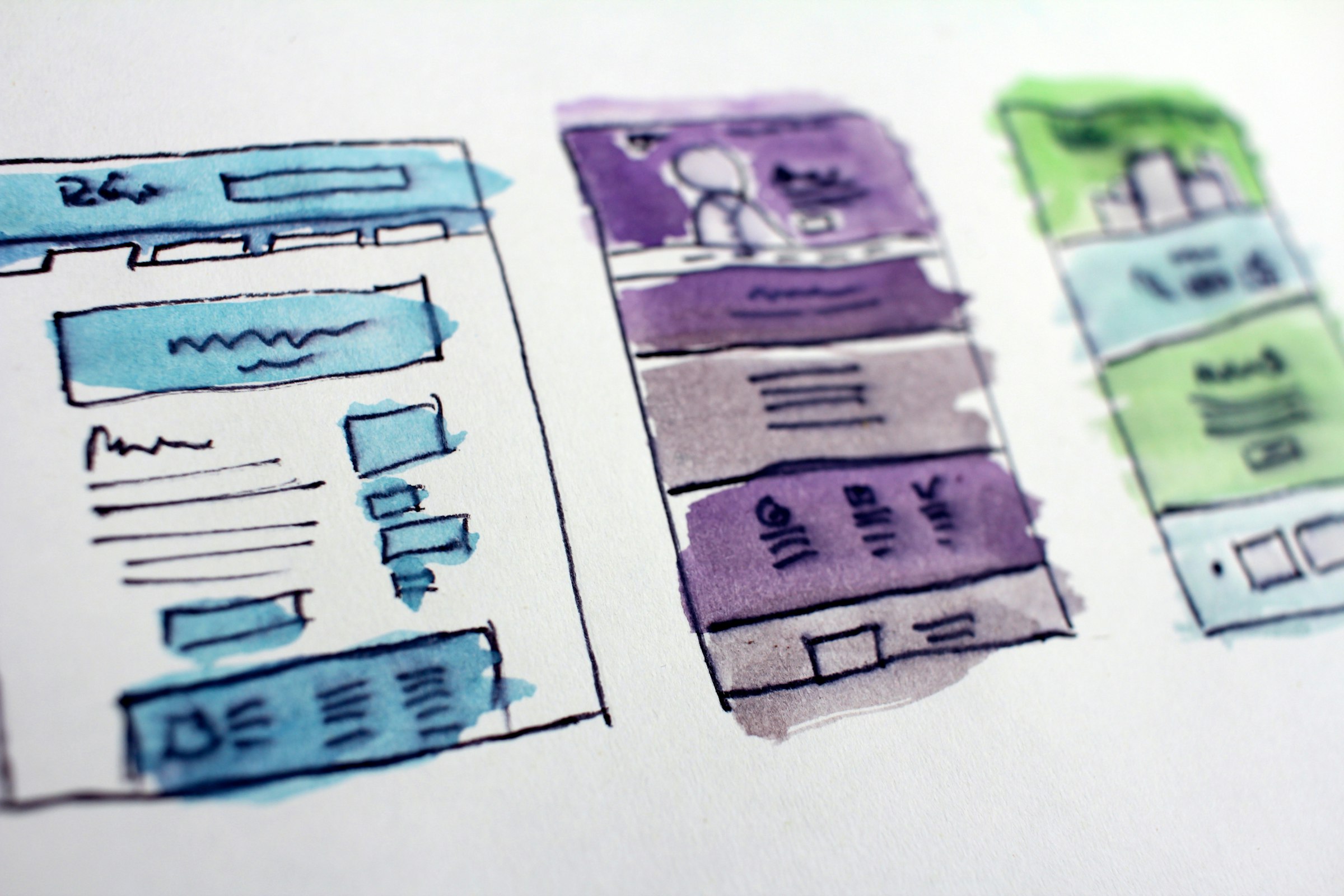 Aquarell-Wireframe-Skizzen von Website-Layouts auf Papier
