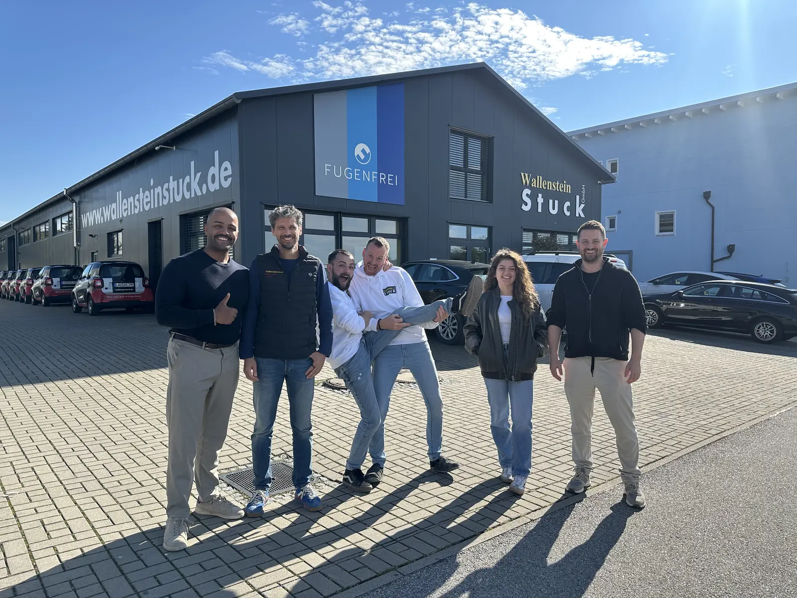 Gruppenfoto von sechs Personen vor dem Firmengebäude von Wallenstein Stuck am Workshop-Tag